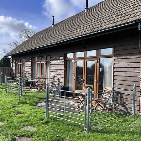 Poachers Hut - Captivating 1-Bed Cottage Shorwell Exterior photo